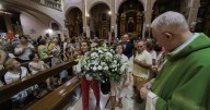 Multitudinaria ofrenda floral por la Mare de Déu de la Salut en Palma
