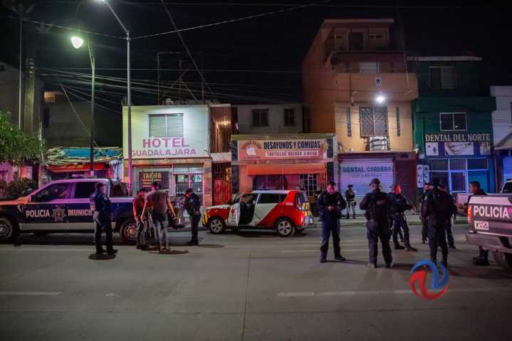 Asesinan a dos hombres en local de la zona Centro; una mujer quedó herida