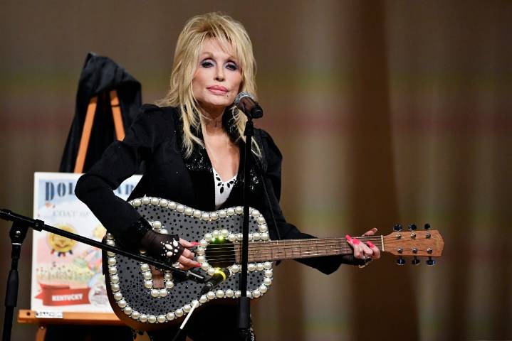 Dolly Parton pospone serie de conciertos en Las Vegas por problemas de salud