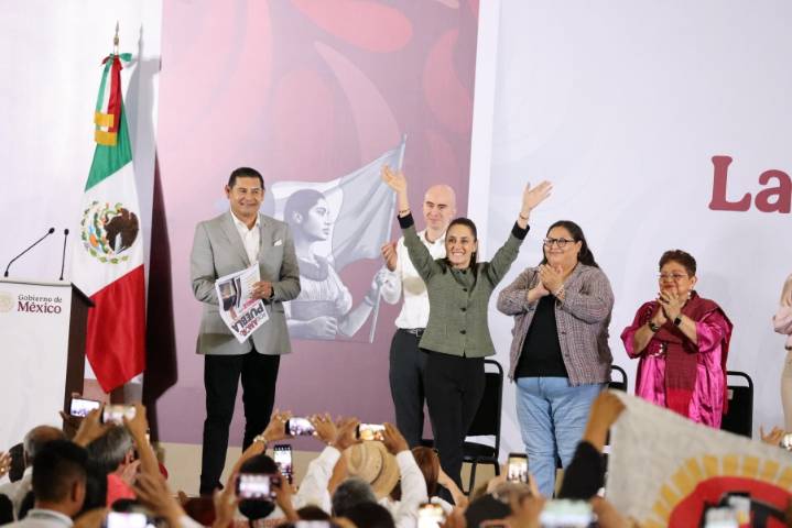 Sheinbaum destaca proyectos de movilidad, vivienda y saneamiento del Atoyac en Puebla