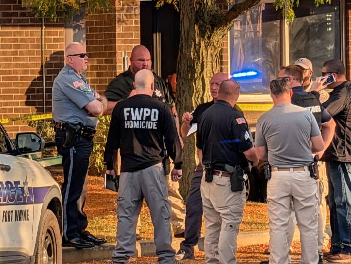 Fort Wayne police officer stabbed; suspect shot by cops