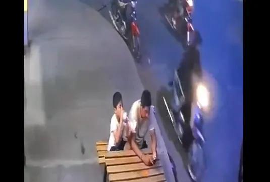 Dejó prendida la moto mientras compartía una gaseosa con su hijo y se la robaron