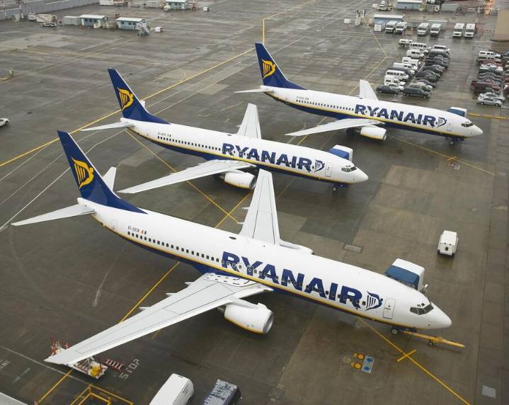 La aerolínea Ryanair cancelará todos sus vuelos desde Santiago, Vigo y Tenerife