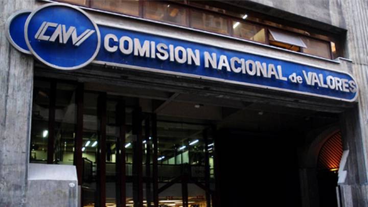 Tensión en el mercado. Una norma de la CNV generó confusión y polémica en un día caliente con el dólar