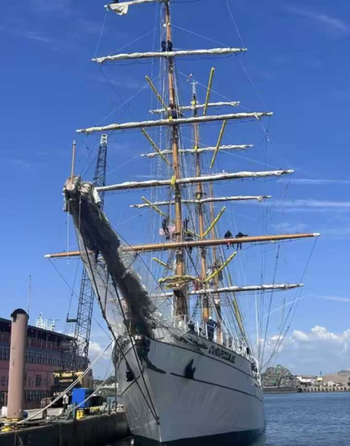 Buque escuela Cuauhtémoc regresa a Nueva York tras impacto con el puente de Brooklyn