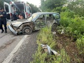 Tráiler invade carril en la Mérida-Chetumal, choca contra auto y huye rumbo a Quintana Roo