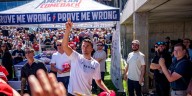 Murió Charlie Kirk: las autoridades buscan al autor del disparo