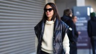 Los skinny jeans se combinan así con botas negras en octubre 2025