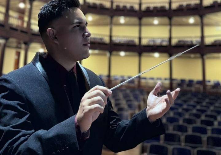 Jairo Zambrano Ortiz, el joven maestro que dirige con el corazón, es el Personaje 10