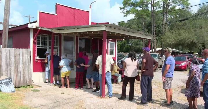 Free barbecue dinner brings St. Martinville seniors together