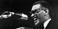 La vida y la lucha de Ray Charles, el niño pobre que se quedó ciego a los siete años y se convirtió en “el padre del soul”