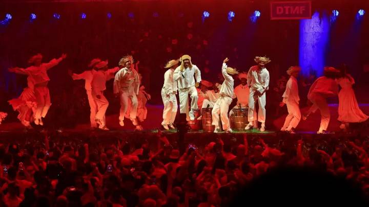 Bad Bunny cierra su histórica residencia en Puerto Rico con 31 conciertos y miles de fanáticos siguiendo la transmisión en vivo