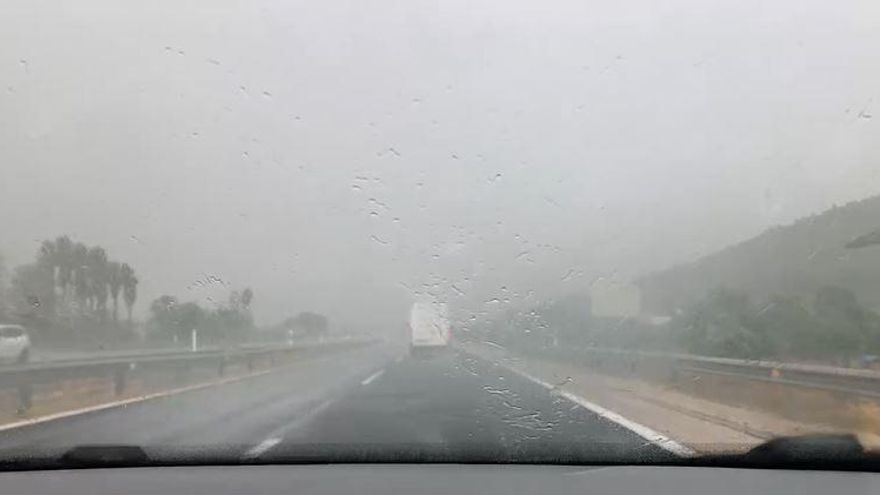 Fuertes lluvias dificultan la conducción en Cullera