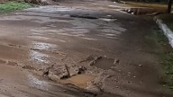 Agua acumulada y un poste de luz a punto de caer: un barrio que sufre hace 15 años por las lluvias