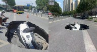 Un enorme agujero se abre en una carretera de China y un vehículo cae dentro con cuatro personas
