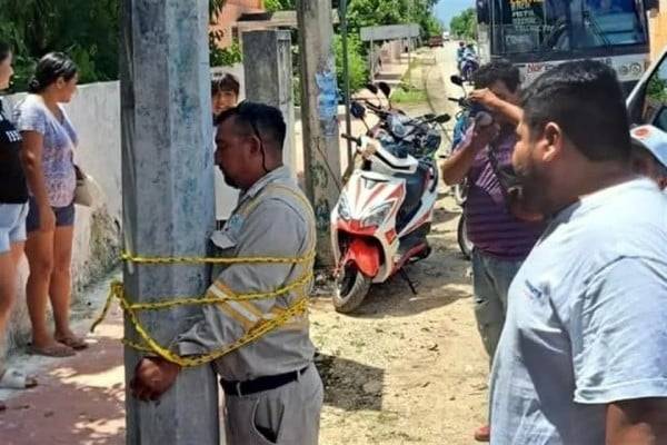 Amarran a poste a trabajador de CFE por apagones en Yucatán