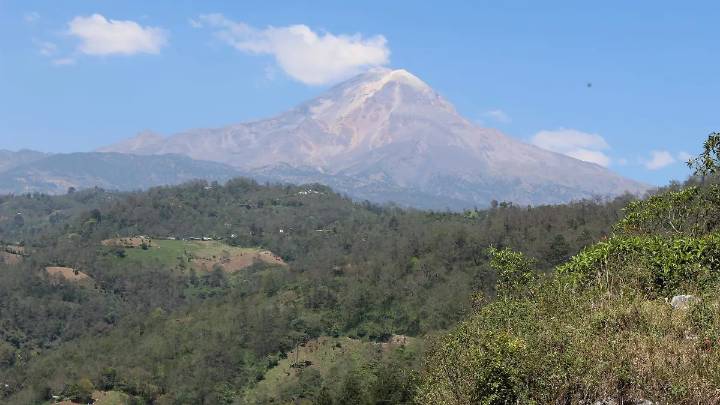 Socorro Alpino de México rescata a mujer accidentada en el Pico de Orizaba; es originaria de Río Blanco
