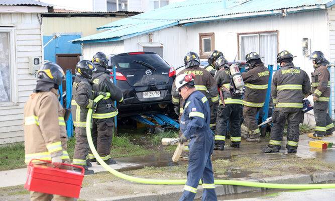 Auto pierde dirección e impacta  contra portón y medidor de gas de casa