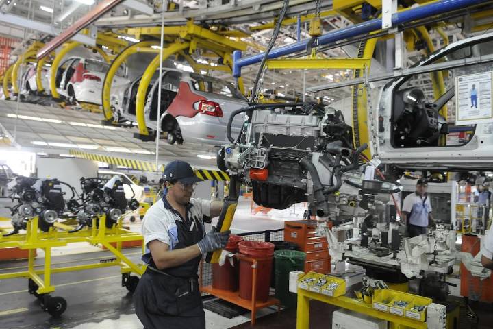 Día de la Industria. Demoledor informe de los sindicatos del sector: caída en la producción, el empleo y los salarios