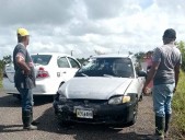 Carro choca contra vaca en curva peligrosa rumbo a Barrancas y casi se vuelca