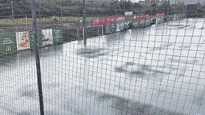 Críticas de los equipos gijoneses Llano 2000 y el Arenal por la falta de mantenimiento en el campo