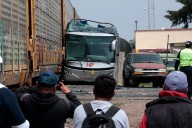 Suben a diez los muertos por el impacto de un tren con autobús en el Estado de México