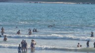 Rescatan a tres bañistas en la zona del Hotel El Faro, antes Camino Real