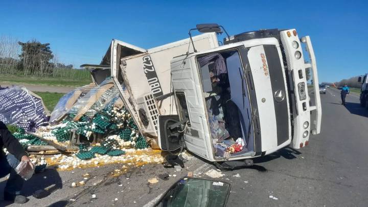 Camión cargado de huevos volcó en la RN N° 205