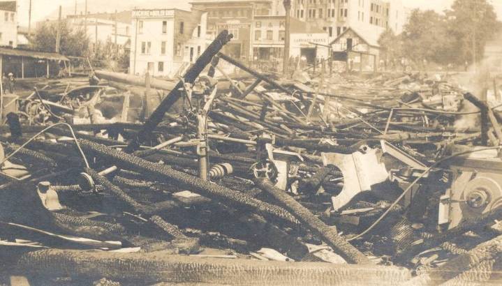 Time Traveller: Fire at the Wallace Shipyards