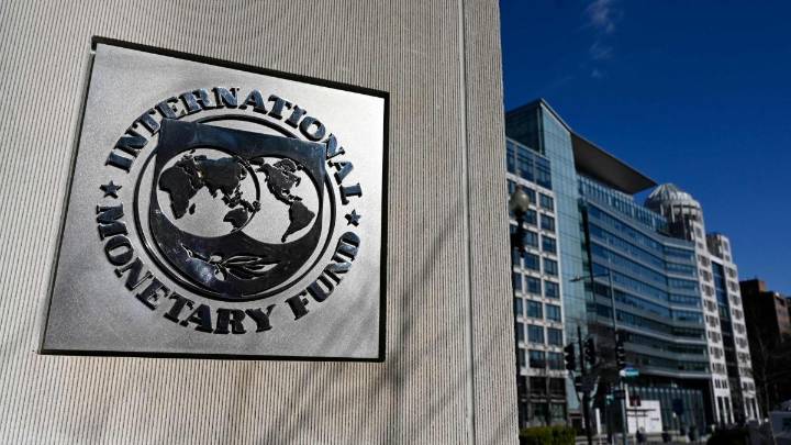 FMI advierte que la política y el marco fiscal de Colombia 'se han debilitado considerablemente': ¿qué pasará con la línea de crédito?