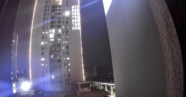 VIDEO: "Derroquemos la tiranía comunista": Con proyector en rascacielos hacen peculiar protesta en China