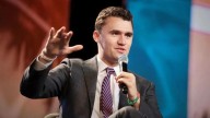 Disparan en el cuello al activista pro-Trump y comentarista político Charlie Kirk durante un acto: hay un sospechoso detenido