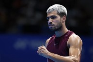 Alcaraz discute con el árbitro, hace desaparecer a Fritz y suma en Tokio su octavo título de la temporada