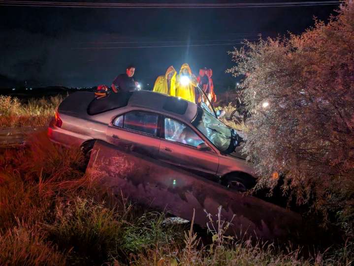 Rescatan a pareja de adultos mayores tras accidente en salida a Delicias