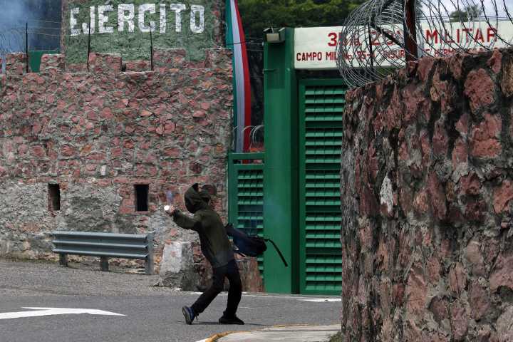 Atacan instalaciones militares en el sur de México por caso Ayotzinapa