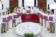 Entrega Estefanía Mercado al Cabildo la glosa del Primer Informe de Trabajo de Playa del Carmen