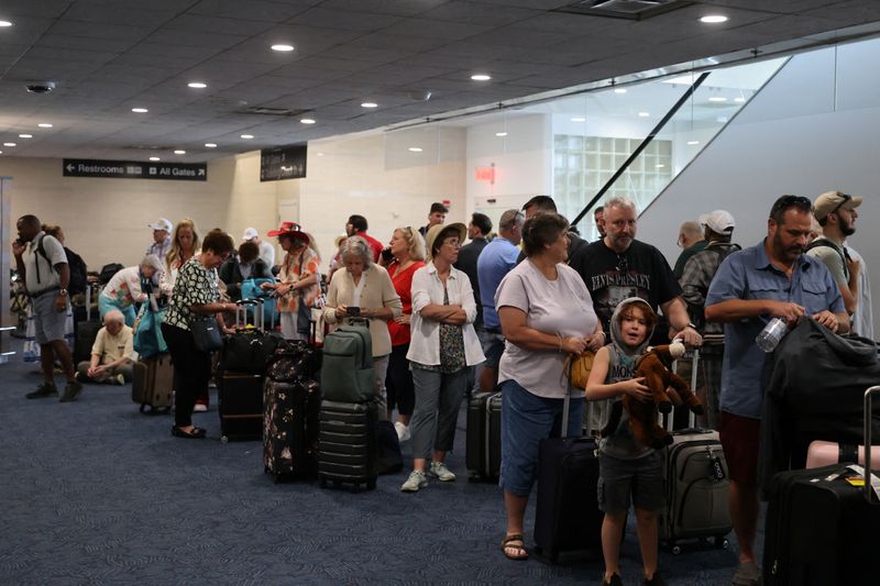 US lawmakers want Trump to reinstate delay compensation plan for air travelers