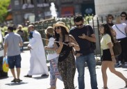Los españoles gastan cinco veces más en sus viajes al extranjero que por el país