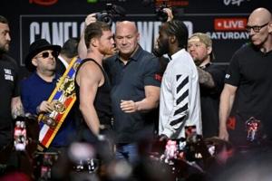 Alvarez, Crawford both tip scales at 167.5 pounds for title bout