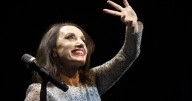 Luz Casal, ídolo juvenil de la Reina Letizia: marquesa, con «tres padres» y 30 años de amor