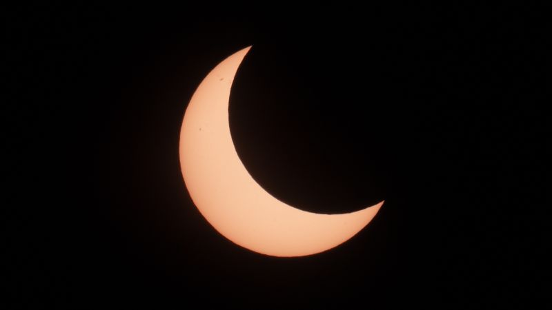 Imágenes muestran eclipse parcial solar en Nueva Zelandia