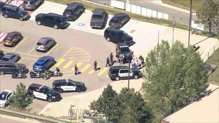 Tiroteo en preparatoria en Denver deja tres adolescentes heridos