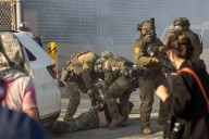 Con gases químicos, detienen a 3 y dispersan protesta contra redadas del ICE en Chicago