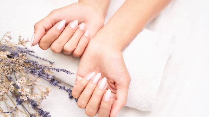 8 uñas almendra elegantes que no son las típicas uñas francesas