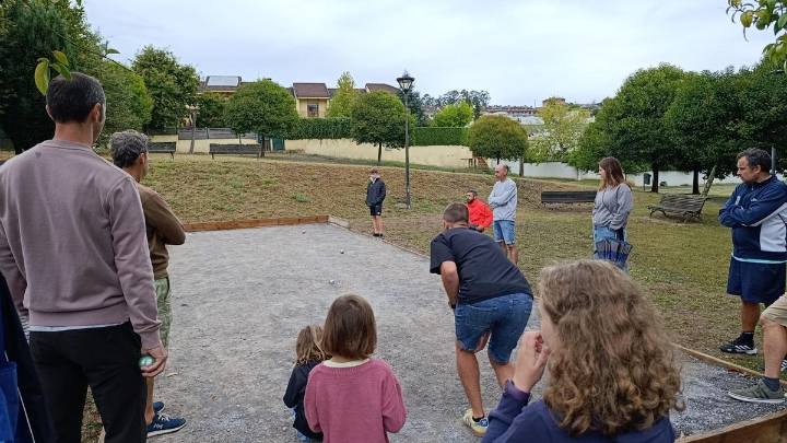 Soto de Llanera cierra sus fiestas con el reparto de 1.800 bollos: "Han tenido mucha aceptación"