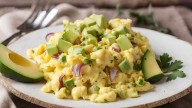 Con esta receta preparás huevos revueltos cremosos y llenos de proteína, y además los podés variar con palta, queso, tomate, panceta o leche