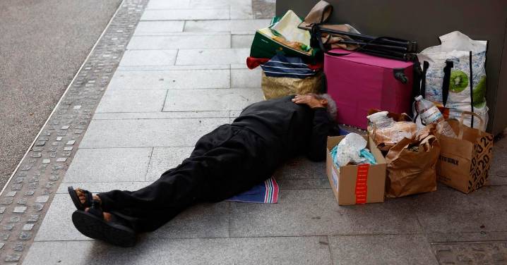 La cifra de personas sin hogar alojadas en centros crece un 55% en dos años