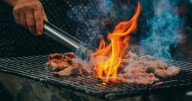 Cómo limpiar la parrilla para preparar el asado y por qué no se recomienda la cebolla o el limón