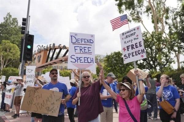 Protestan guionistas y actores afuera de Disney por Kimmel