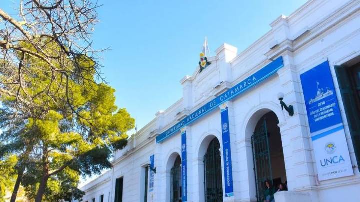 El control del largo de las polleras desató una polémica
